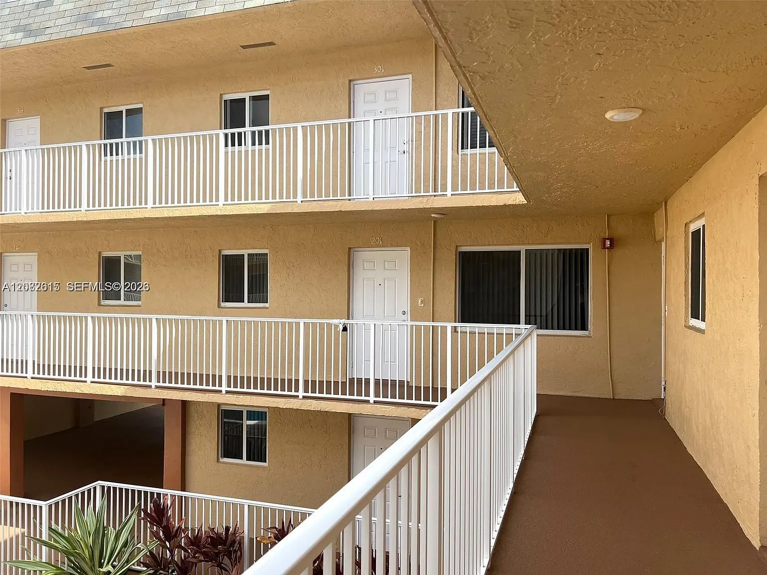 Suzanne Plaza Condo — Photo 2
