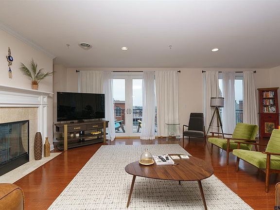 4th image of 70 Railroad Pl APT 607