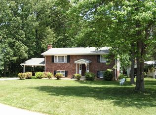 1917 Hull Rd, Vienna, VA 22182