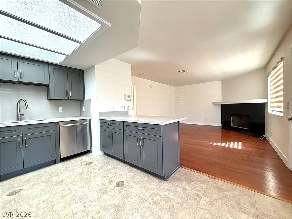 2 bed, 2.0 bath, 912 sqft, $1,395 — Photo 3