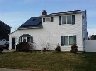 33 Redpoll Ln, Levittown, NY 11756