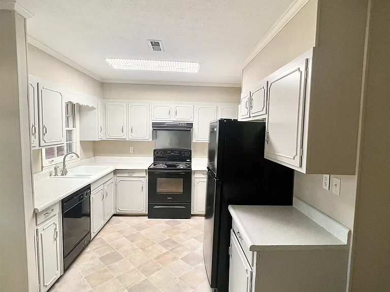 300 Springdale Dr — Photo 6