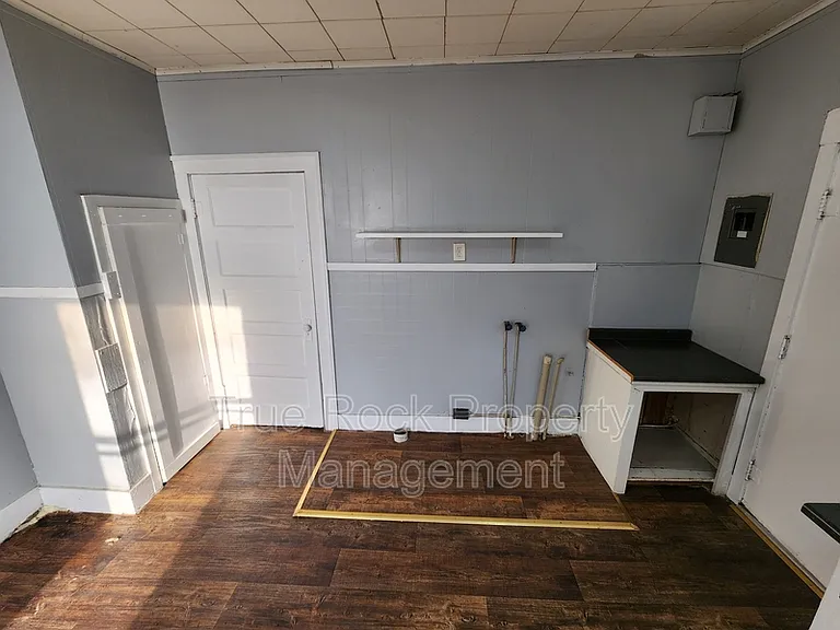 800 W 9th St — Photo 10