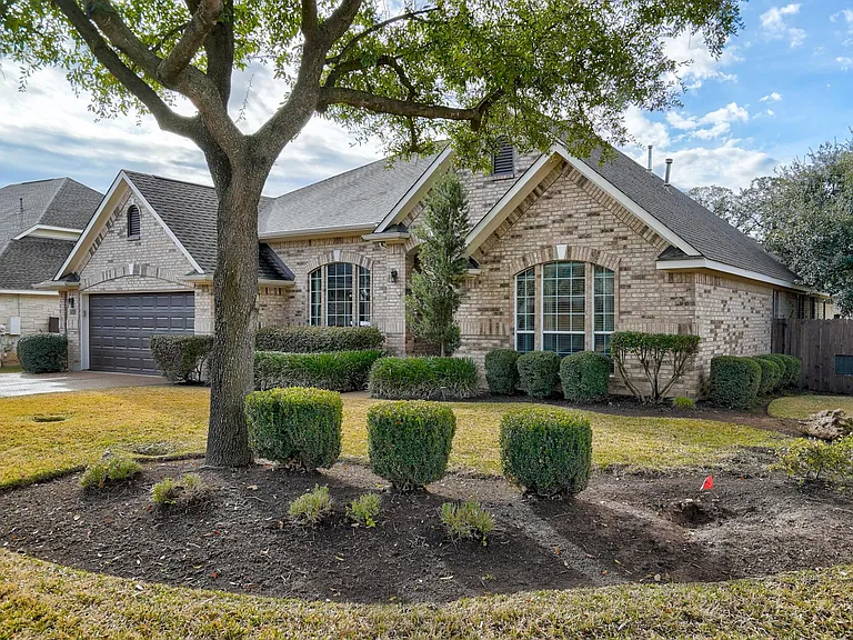 2639 Henley Dr — Photo 2