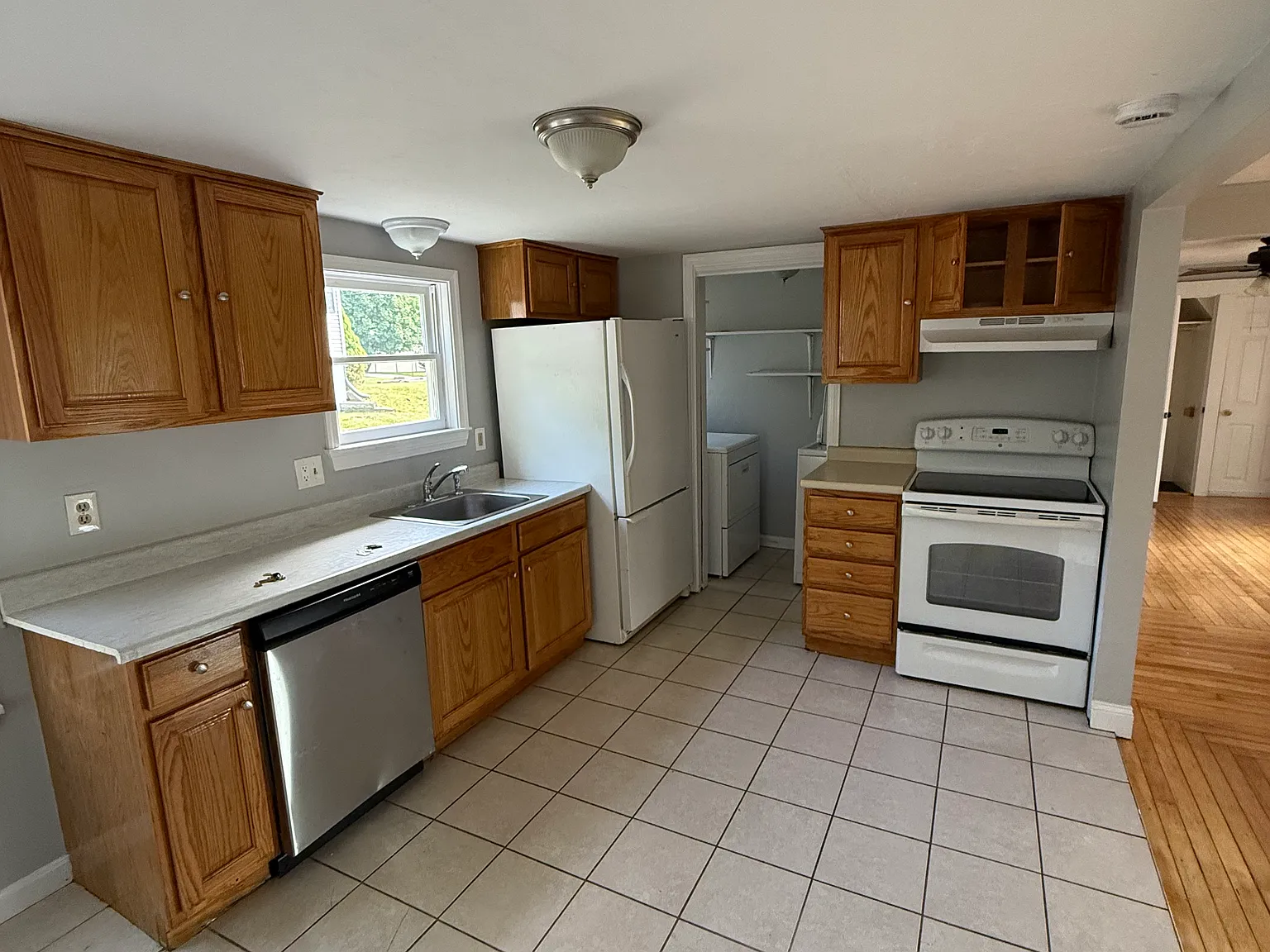 3 bed, 1100 sqft, $3,250 — Photo 3