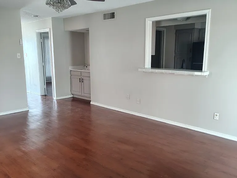 Huge Living area patio sliding door to balcony