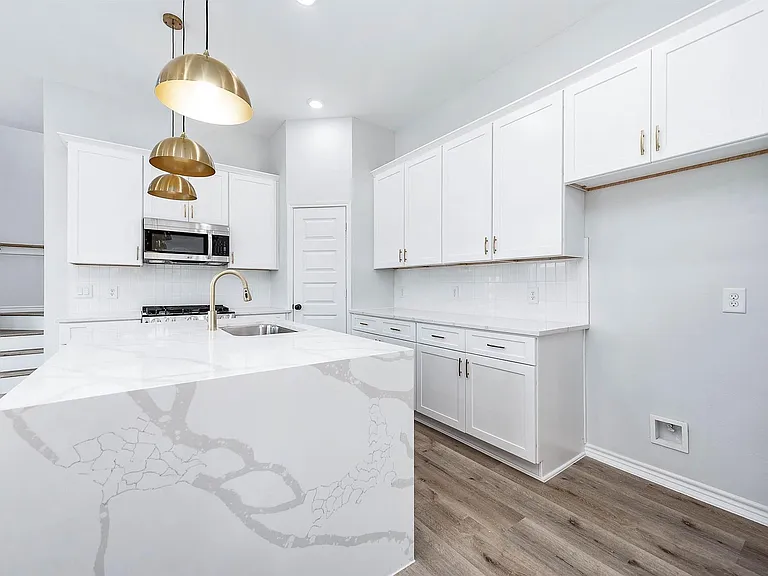 2716 Spence St — Photo 10