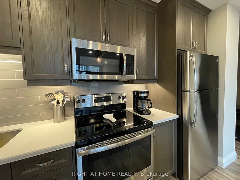 118 King St E #1015 — Photo 11