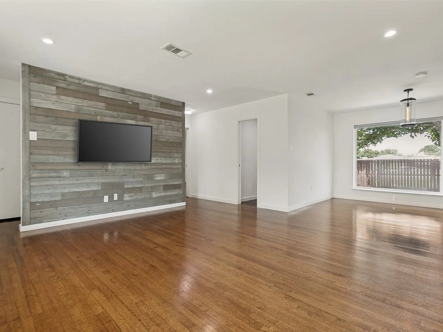 3 bed, 2.0 bath, 1368 sqft, $2,250 — Photo 2