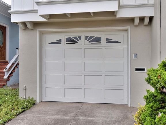 5th image of 28 Lake Forest Dr