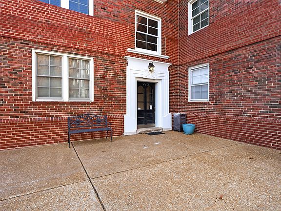 3rd image of 923 S Hanley Rd APT C