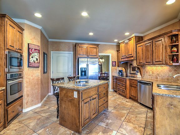 Kitchen w/Center Island