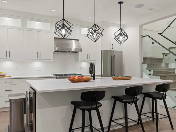 336 Keith Rd E, North Vancouver, BC V7J 1J8
