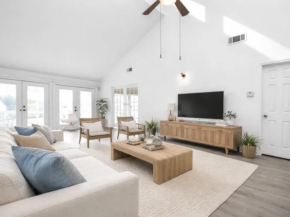 176 April Point Dr N, Montgomery, TX 77356