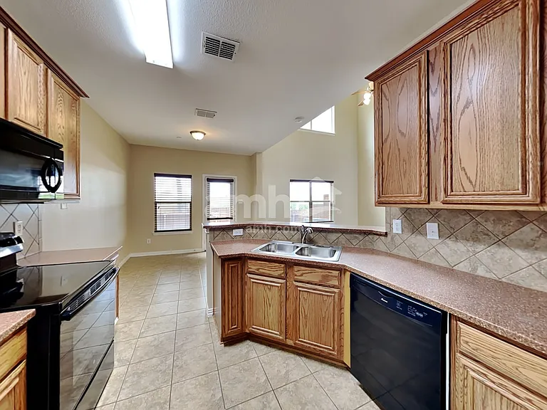 3706 Boxwood Dr — Photo 3