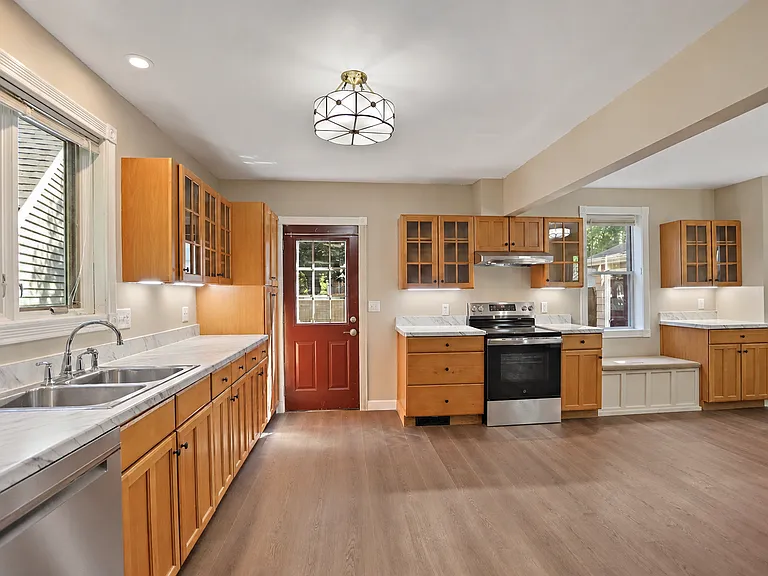 882 Raymond Ave — Photo 14