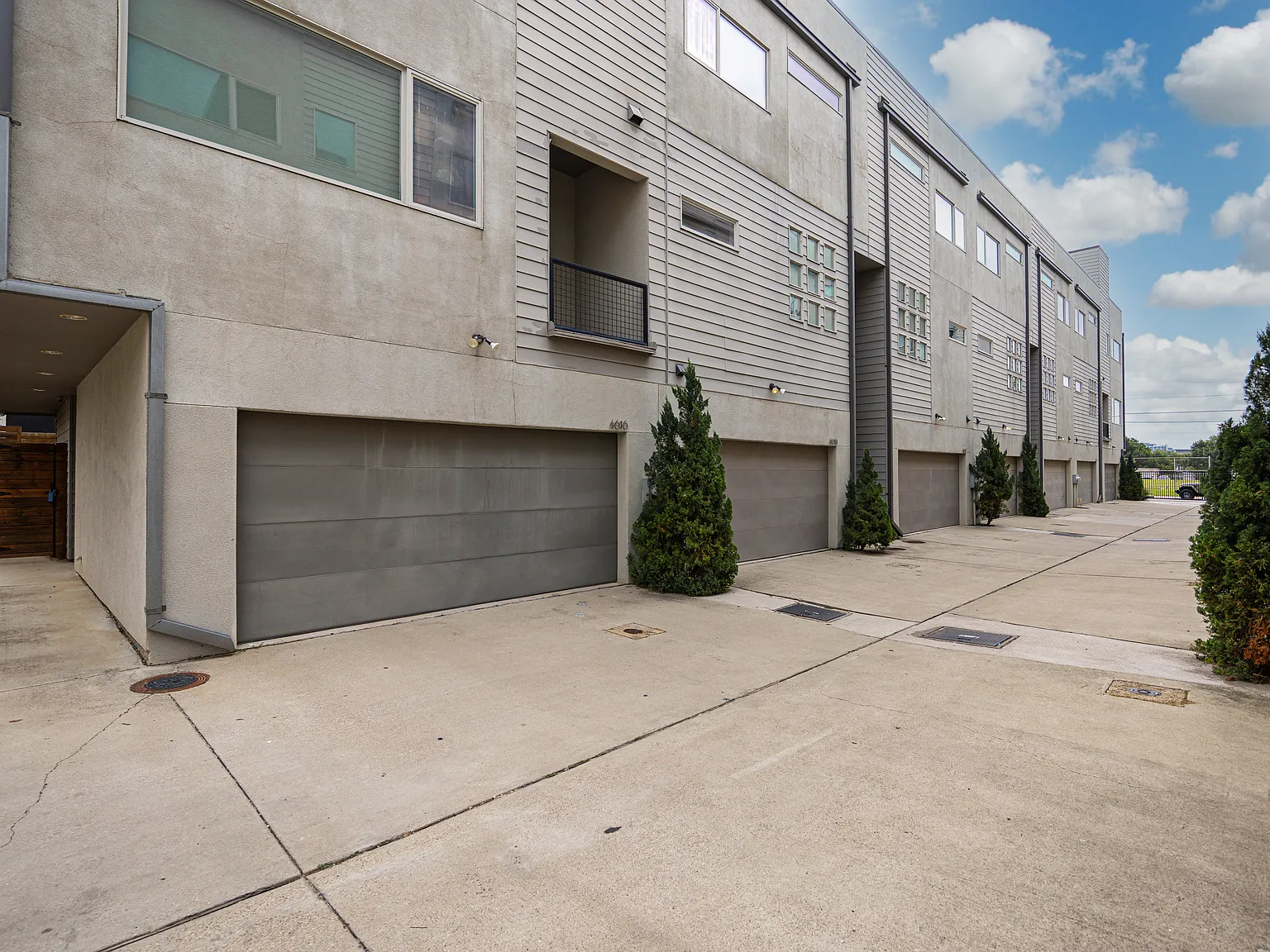 3 bed, 3.5 bath, 2102 sqft, $3,300 — Photo 3