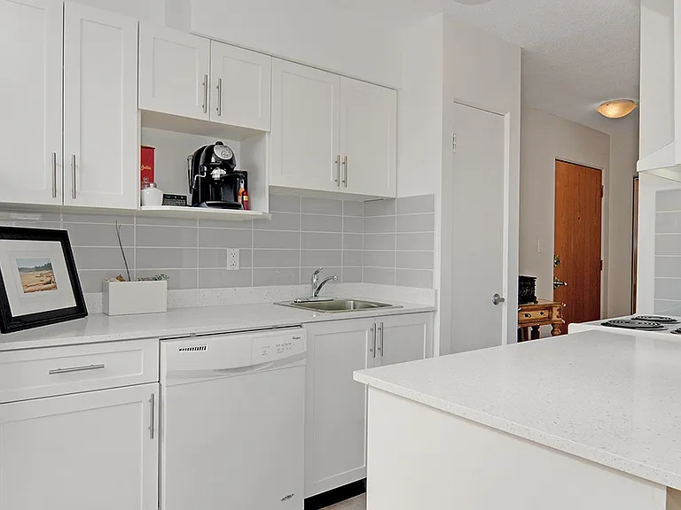 1952 Comox St #501 — Photo 3