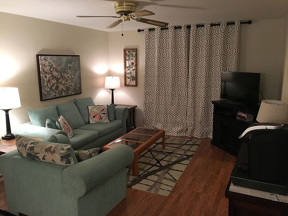 Livingroom towards patio