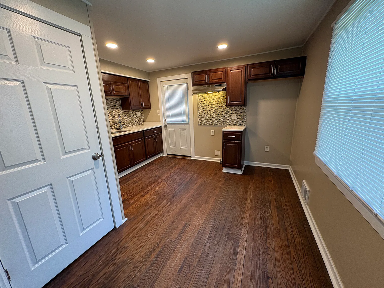2 bed, 975 sqft, $1,200 — Photo 3