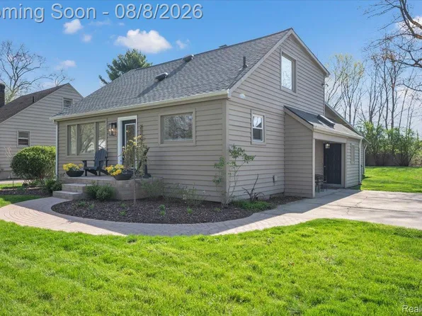 2155 Avondale St, Sylvan Lake, MI 48320