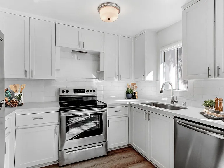 Bentley Avenue Apartments — Photo 10