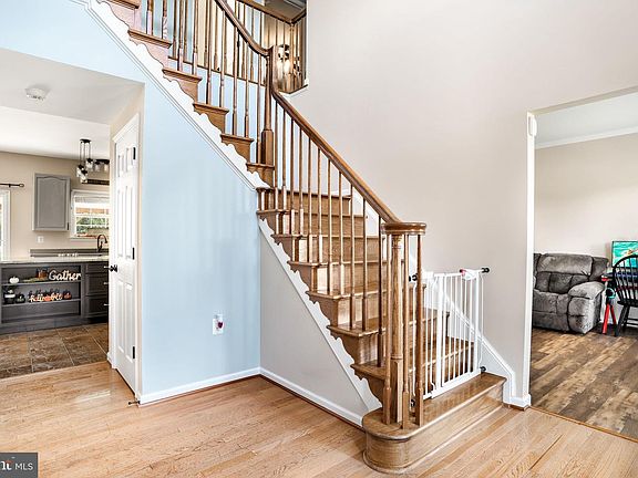 3rd image of 591 Chimney Cir