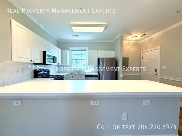 8969 Meadow Vista Rd, Charlotte, NC 28213