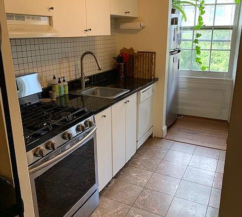 5th image of 913 Pine St APT 300