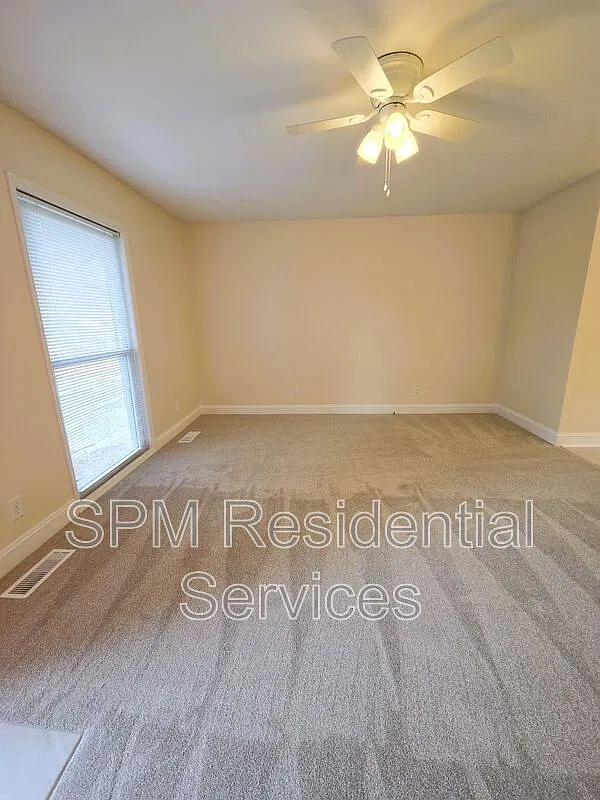 3 bed, 2.0 bath, 1050 sqft, $1,895 — Photo 3