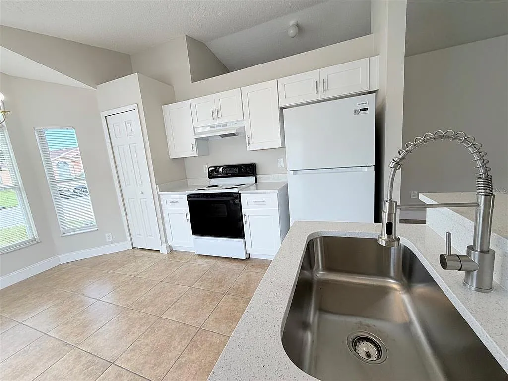 3 bed, 2.0 bath, 1099 sqft, $1,895 — Photo 4