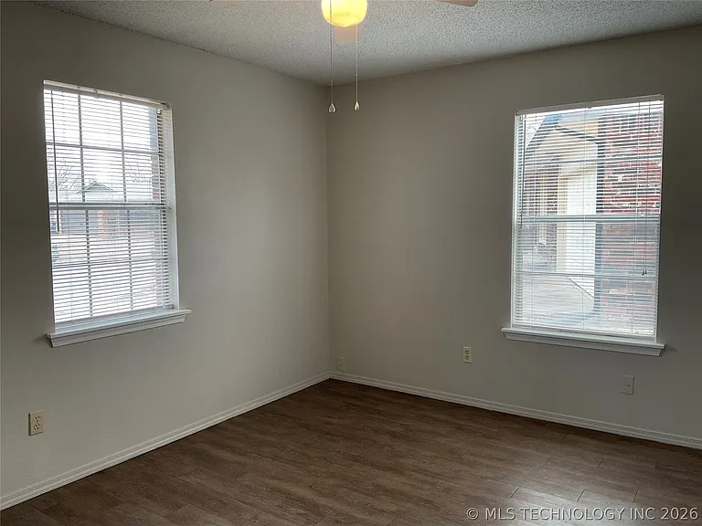 109 W Waco St — Photo 7