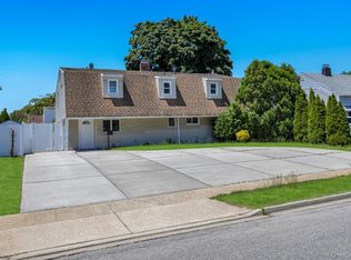 153 Sunrise Ln, Levittown, NY 11756