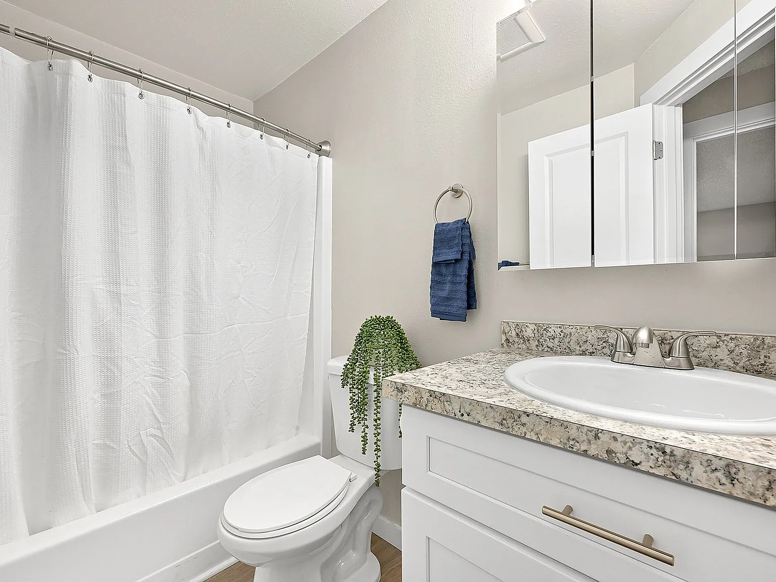 2600 Alderwood Ave — Photo 2
