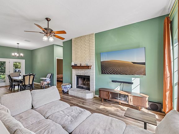 3rd image of 610 Sabine Cir