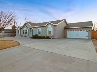 1807 N Campus Dr, Garden City, KS 67846