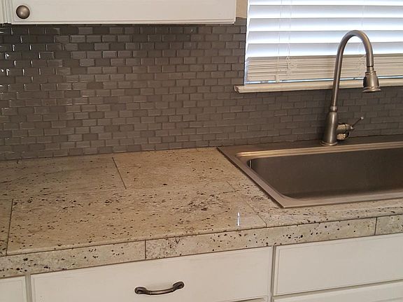 5th image of 581 Lakeshore Dr