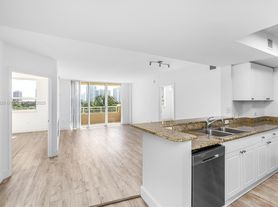 19501 W Country Club Dr