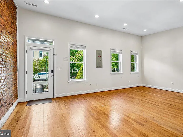 1339 C St NE — Photo 3