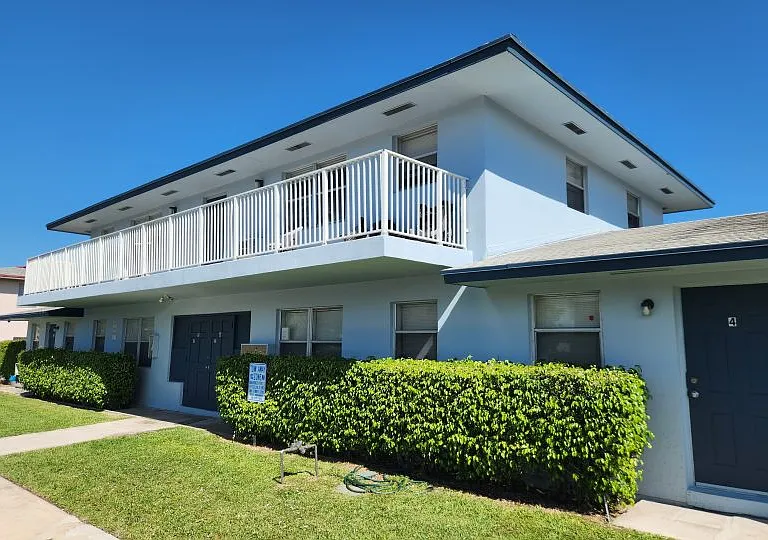 1110 W Blue Heron Blvd #1 — Photo 1