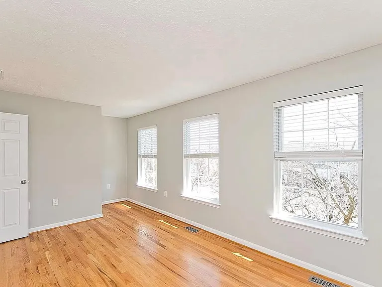 215 Stratford Dr — Photo 10