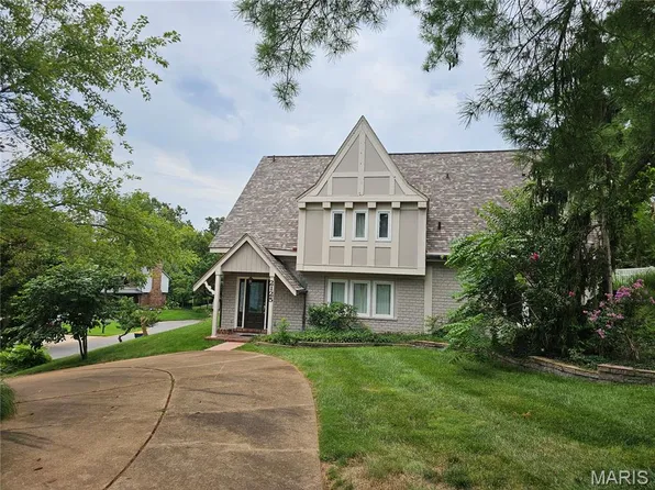 2125 Crystal Dr, Saint Louis, MO 63131