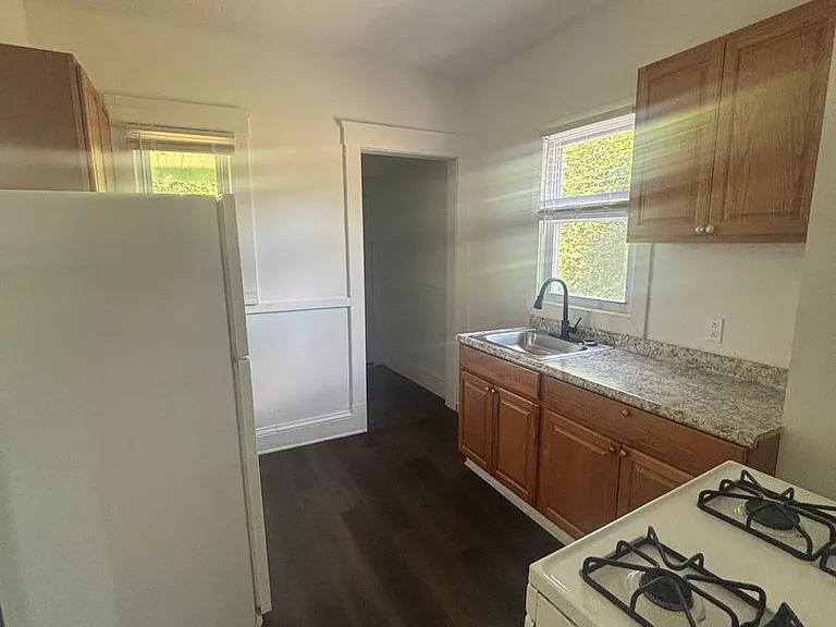 12327 Phillips Ave — Photo 8
