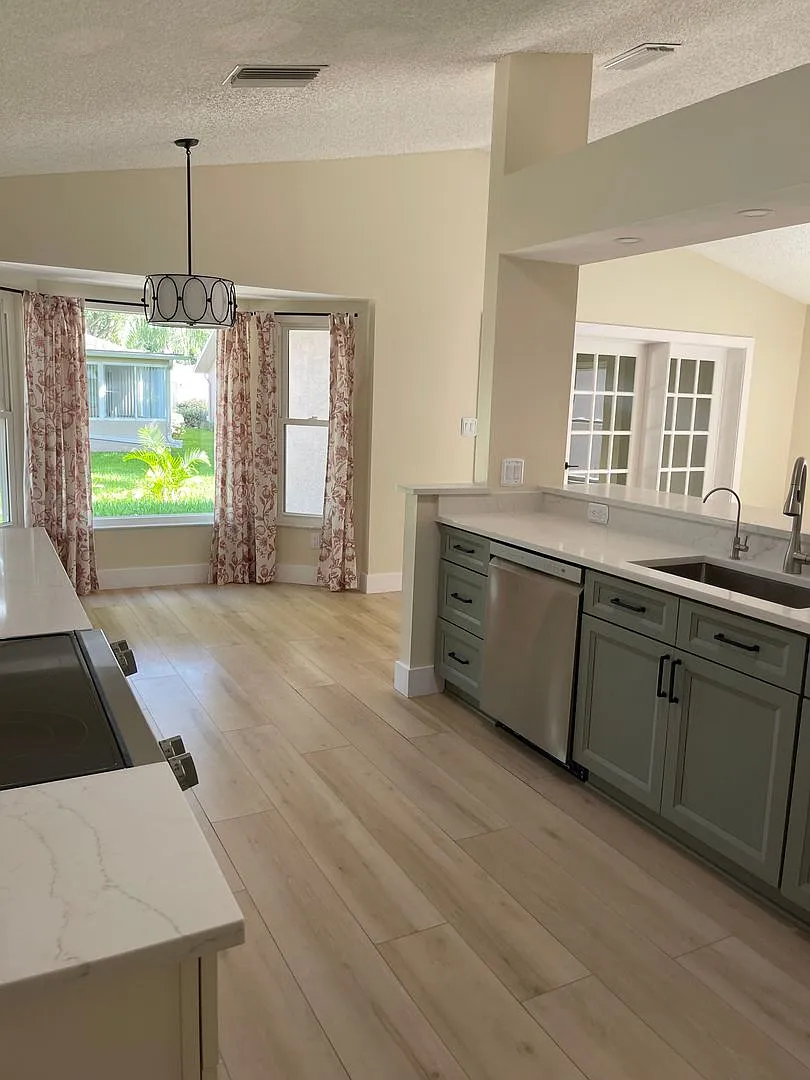 Lovely home in gated, 55+ community — Photo 3