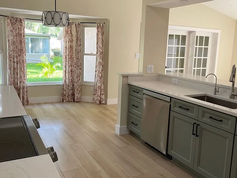 8143 Laurel Green Dr — Photo 3