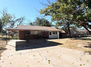 307 W 13th St, Hale Center, TX 79041