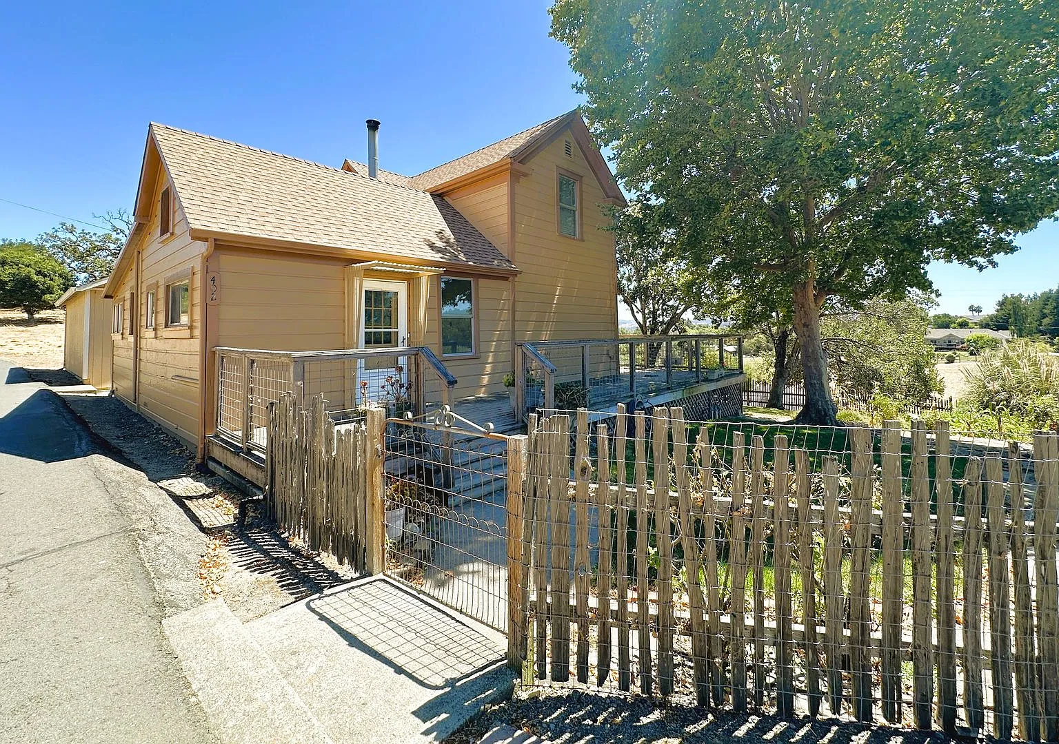 Country Home w/Garage/Workshop & Optional Animal Pasture — Photo 2