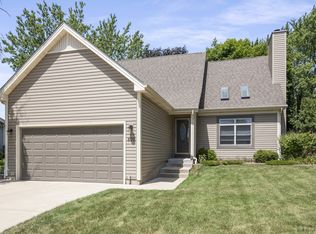 500 Wellington Dr, Streamwood, IL 60107