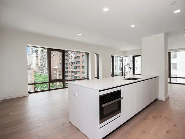 200 East 21st Street image 3 of 9