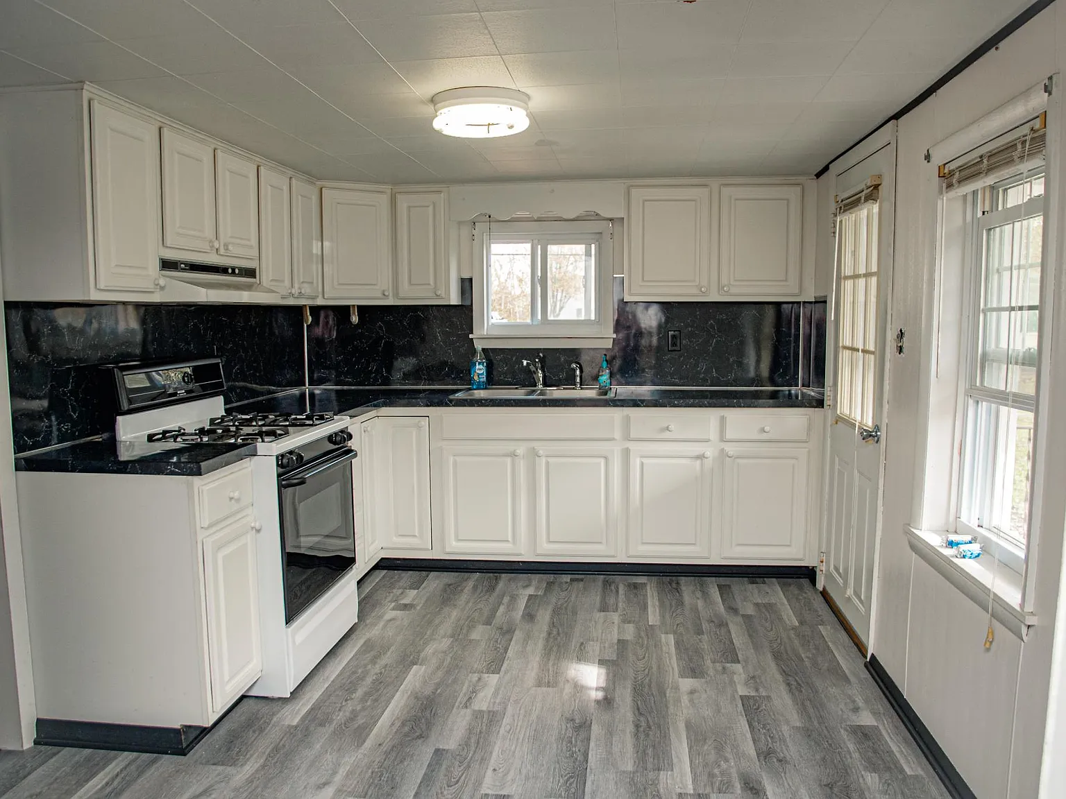 3 bed, 1.5 bath, 1640 sqft, $1,500 — Photo 3